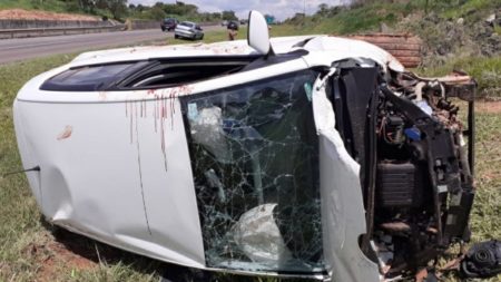 Dois veículos colidem e um deles capota em acidente na rodovia SP-101