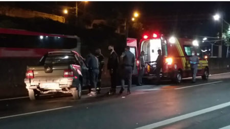 Condutor sofre mal súbito e colide carro em mureta de concreto na av. Lix da Cunha 