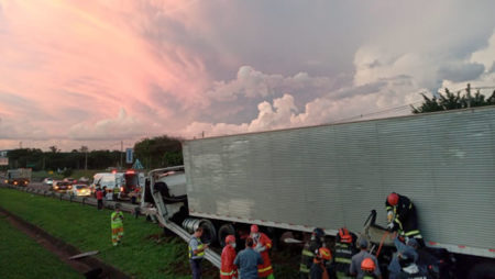 Caminhão perde os freios e colide contra 7 veículos