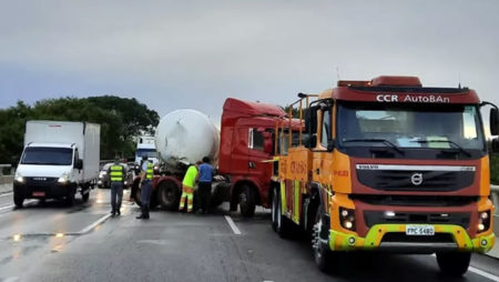 Acidente deixa interdita Rodovia dos Bandeirantes em Campinas