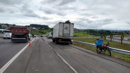 Colisão entre moto e caminhão causa transtornos na SP-101