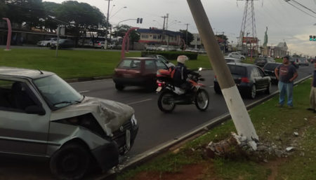 Acidente na Avenida da Emancipação deixa um ferido e poste danificado