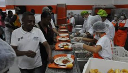 Gratuidade do Bom Prato vai até 30 de abril para moradores em situação de rua