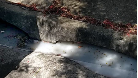 Moradores reclamam de bueiro que não desce água