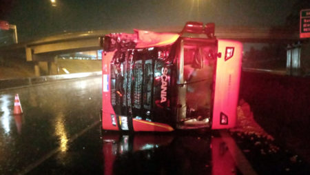Carreta tomba na Rodovia Anhanguera na madrugada desta terça