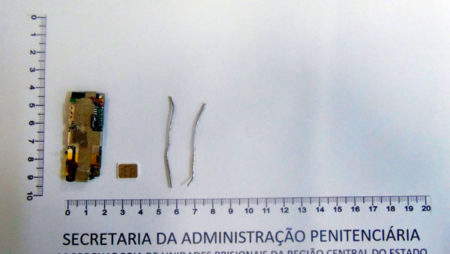 Agentes penitenciários encontram aparelhos eletrônicos escondido em preservativo