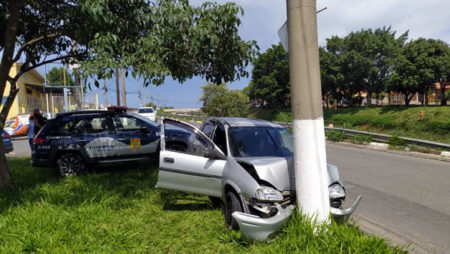 Condutor fica ferido após colidir contra poste no Jardim Sumarezinho