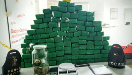 Policiais militares detém 3 indivíduos por tráfico e apreende 117 “tijolos” de maconha 