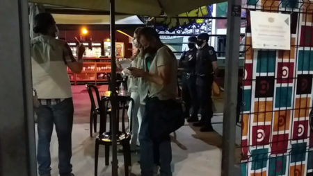 Fiscalização em estabelecimentos suspende alvará de bar por aglomeração 