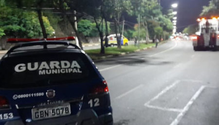 Carro capota na avenida Olívio Franceschini em Hortolândia 