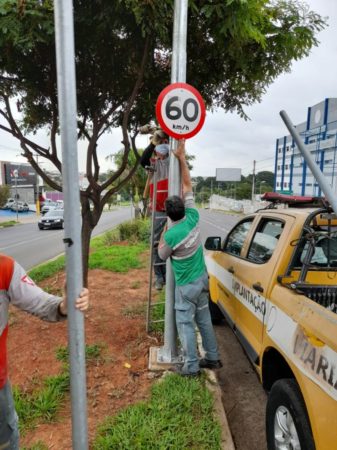 Prefeitura limpa e ajusta placas de trânsito localizadas em grandes avenidas de Hortolândia