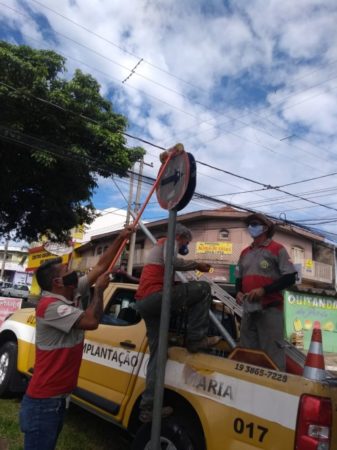 Limpeza e ajuste de placas de trânsito chega ao Jardim Amanda