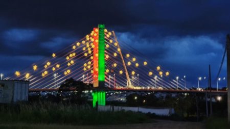 Ponte da Esperança recebe iluminação especial de Natal