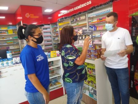 Prefeitura orienta comerciantes da rua Luiz Camilo de Camargo para cuidar dos pinheiros