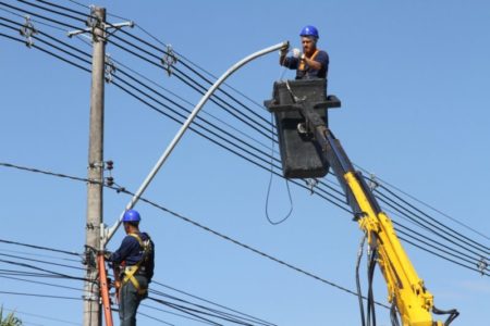 Troca das lâmpadas antigas dos postes por luzes de LED atinge 50% das ruas da cidade
