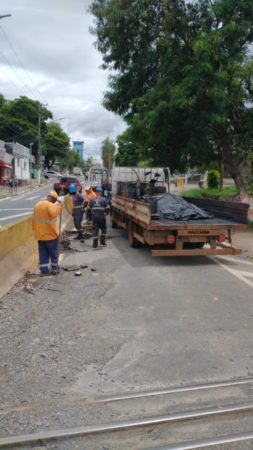 Prefeitura faz reparo emergencial em asfalto na Av. São Francisco de Assis