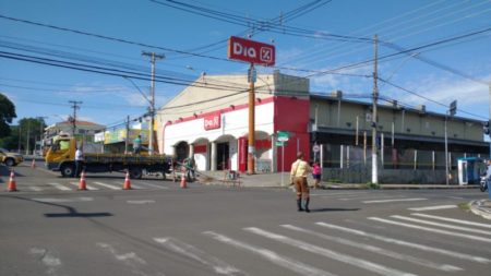 Semáforo na Região Central danificado após queda de árvore é recuperado pela Prefeitura