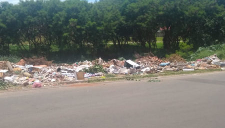 Moradores reclamam de terreno usado como depósito de lixo e entulho no Jd Interlagos 