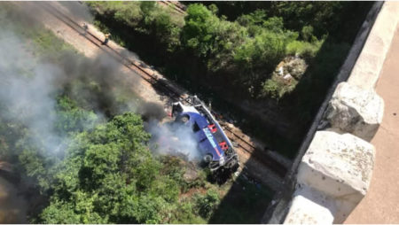 Ônibus cai de viaduto em rodovia em Minas Gerais