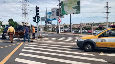 Em parceria com a Sabesp, Prefeitura faz reparos na avenida da Emancipação