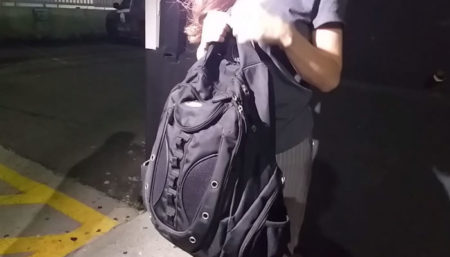 Mulher tem residência invadida por criminoso que foge com mochila da vítima 