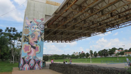 Ação voluntária de artistas recria painel na Praça Arautos da Paz