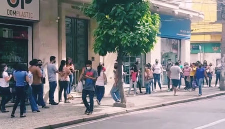 Mesmo com pandemia, aglomeração se forma na calçada em busca de emprego