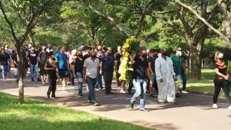 Velório do jogador Lucas Praxedes é marcado por muita dor e comoção