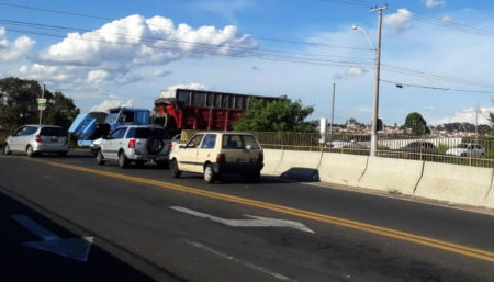 Caminhão quebra próximo ao viaduto do Rosolen e complica transito na SP101 sentido Hortolândia