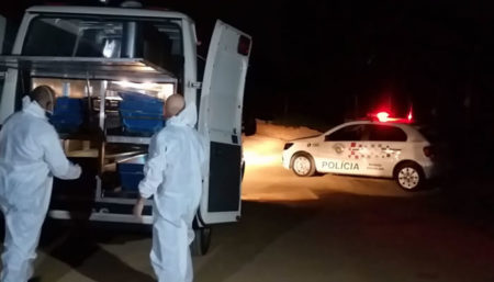 Cadáver é encontrado em estado de decomposição enterrado em pasto