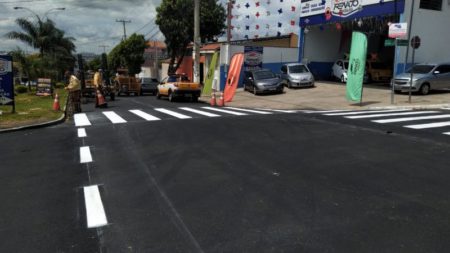 Após recape no primeiro trecho, Av. Anhanguera ganha nova sinalização viária 