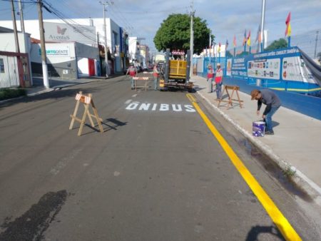 Prefeitura implanta ponto de ônibus perto de atacado na Região Central