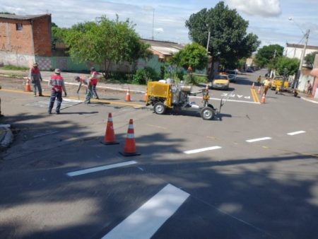 Prefeitura implanta sinalização viária no Jardim Santiago