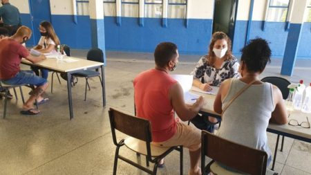 Cerca de 70 famílias de diferentes bairros da cidade assinam contrato de regularização fundiária