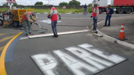 Serviço de sinalização viária no Jardim Santiago avança