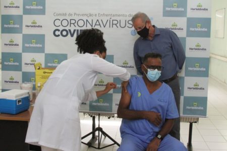 Hortolândia inicia vacinação de profissionais de linha de frente da saúde