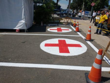 Prefeitura demarca vagas de ambulância na rua em frente ao Hospital Municipal