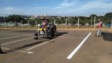 Prefeitura demarca vagas em estacionamento em frente ao Paço