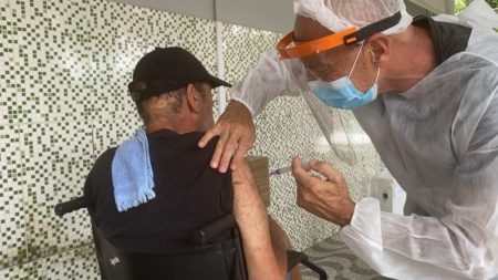 Profissionais de saúde e idosos de ILPIs recebem vacina contra a COVID-19