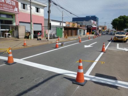 Avenida Santana ganha sinalização de solo, próximo ao semáforo de acesso ao bairro Chácaras Acaray