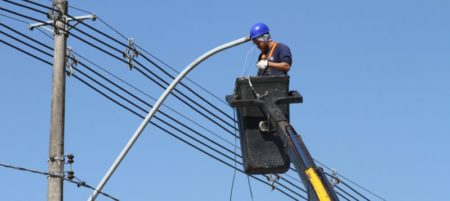 Figueiras e Novo Cambuí recebem troca de lâmpadas dos postes por luminárias LED