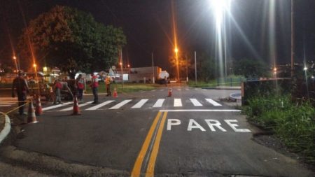 Rua Flamboyant ganha pintura de sinalização de solo