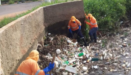 Prefeitura recolhe lixo descartado irregularmente na lagoa do Jardim Amanda