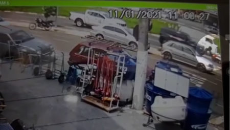 Motociclista do SAMU fica gravemente ferida em acidente