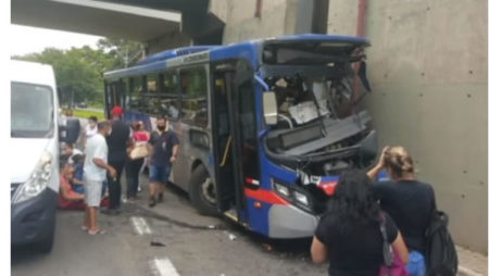 Ônibus do Nova América bate em estação de transferência em Campinas