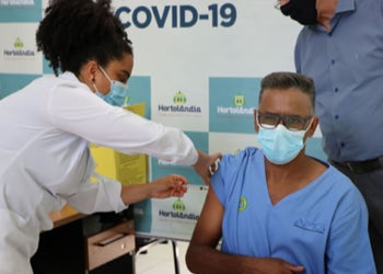 Enfermeiro da Unidade Respiratória do Nova Hortolândia recebe a primeira dose da vacina contra Covid-19  em Hortolândia