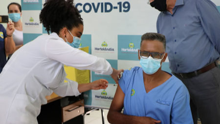 Enfermeiro da Unidade Respiratória do Nova Hortolândia recebe a primeira dose da vacina contra Covid-19  em Hortolândia