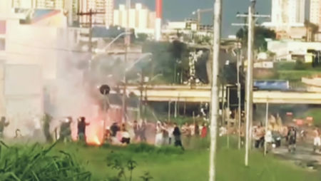 Torcedores de São Paulo e Santos se confrontam com paus e rojões 