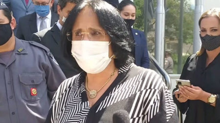 Ministra Damares visita o 35° BPMI e cumprimenta os policiais pela libertação do menino