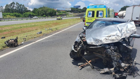 Carro invade pista contrária e colide contra caminhão na Rodovia Dom Pedro I